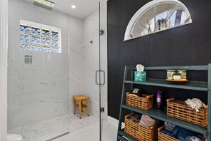 Dusche, Haartrockner, Handtücher