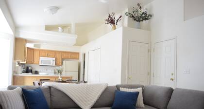 Townhome W/king size bed, chef's kitchen+ chimney