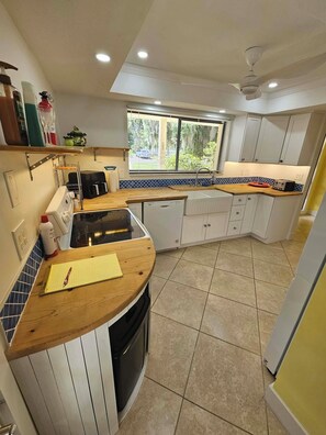 Private kitchen - 3Bed/2Bath home in Ft Myers Shores.
Feel the fun&sun vibes at Paradise Canal (Fort Myers)