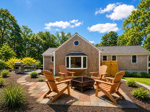 4 Minutes to Wychmere, Beach & Downtown Harwichport. Outdoor Shower and AC!