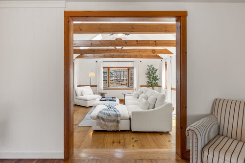4 Minutes to Wychmere, Beach & Downtown Harwichport. Outdoor Shower and AC!