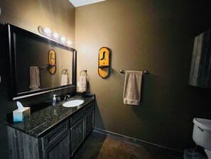 Bathroom - Leaning Bluff Lodge at Barefoot Fishing Camp on the Colorado River in Bend. (Bend)