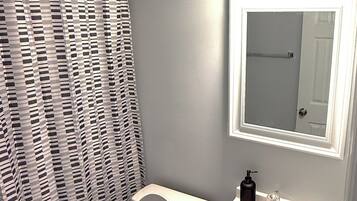 Serviettes fournies, savon, papier de toilette