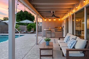 Outdoor dining - Athena's Crown Jewel 3 King Beds | Private Pool + Putting Green | Stylish Mesa Retreat (Mesa)