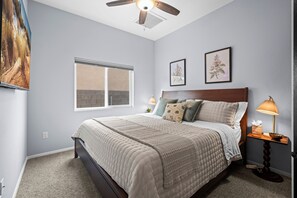 Room - Athena's Crown Jewel 3 King Beds | Private Pool + Putting Green | Stylish Mesa Retreat (Mesa)