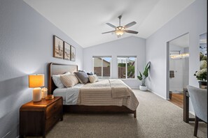 Room - Athena's Crown Jewel 3 King Beds | Private Pool + Putting Green | Stylish Mesa Retreat (Mesa)