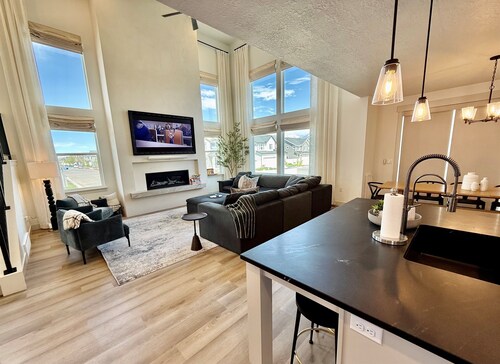 Silicon Slopes Getaway | 2 Kitchens + Private Yard