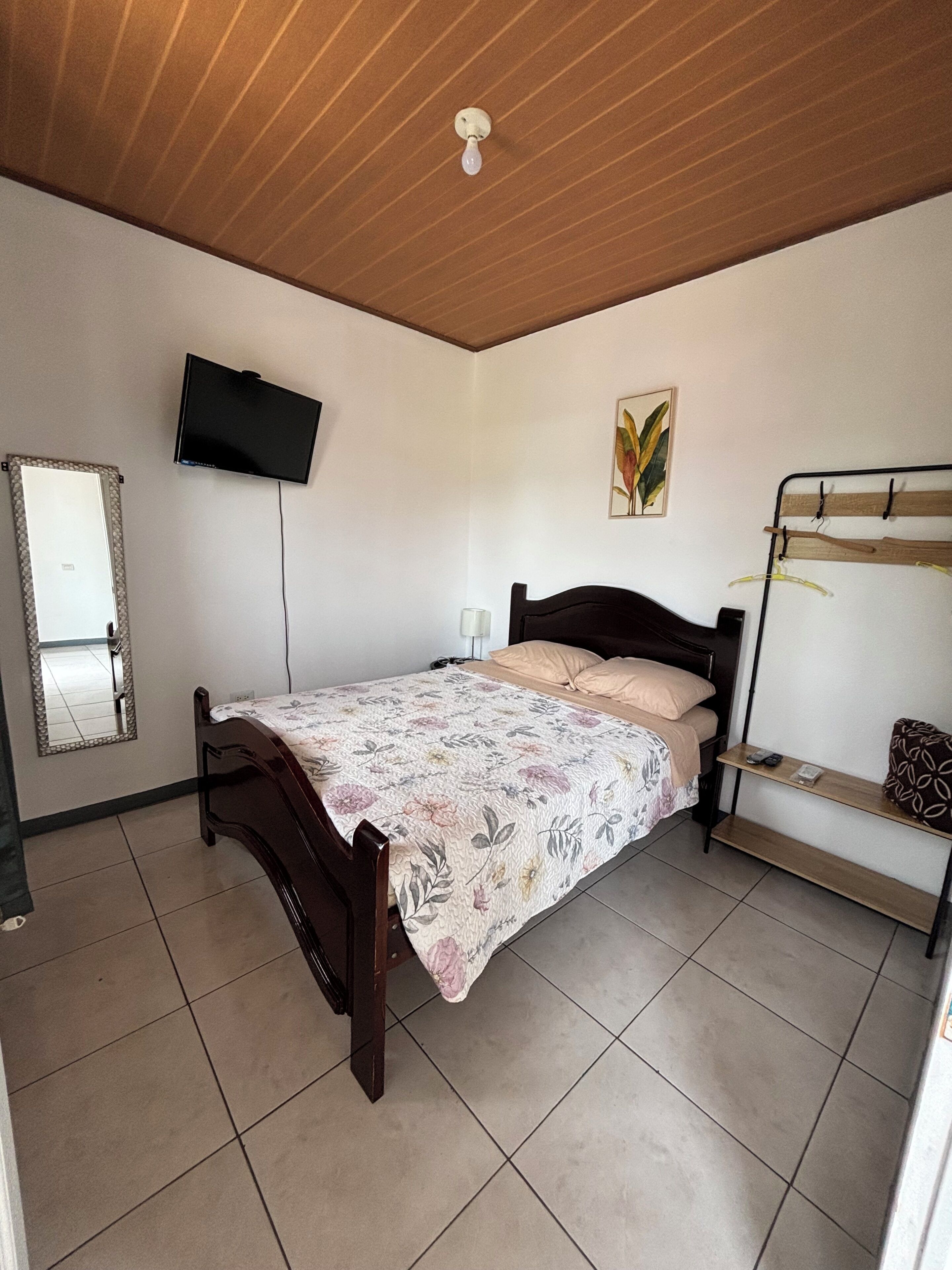 2 habitaciones, escritorio, tabla de planchar con plancha y wifi gratis 