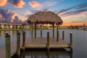 Property grounds - 2 Waterfront Villas, Dual Pools, Gulf Access & Tiki Hut Escape - Everlasting Paradise - Roelens (Cape Coral)