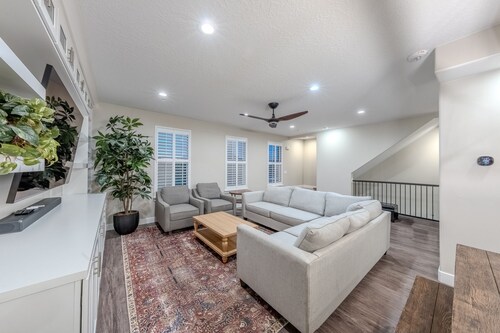 Luxury Townhome | Pet-Friendly | Game Room | Waffl