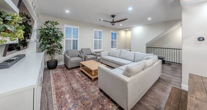 Luxury Townhome | Pet-Friendly | Game Room | Waffl