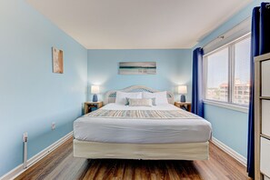 1 bedroom, free WiFi, bed sheets - Charming oceanfront 1-bedroom condo, perfect for 4 in Carolina Beach, NC! (Carolina Beach)