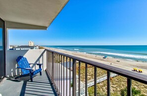 Property grounds - Charming oceanfront 1-bedroom condo, perfect for 4 in Carolina Beach, NC! (Carolina Beach)