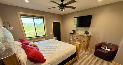 Riverfront Lodge in White Bird, ID â 1BR w/ Panoramic Views & Breakfast Unit 4