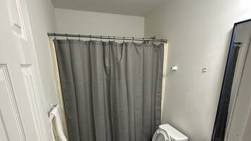 Serviettes fournies, savon, papier de toilette