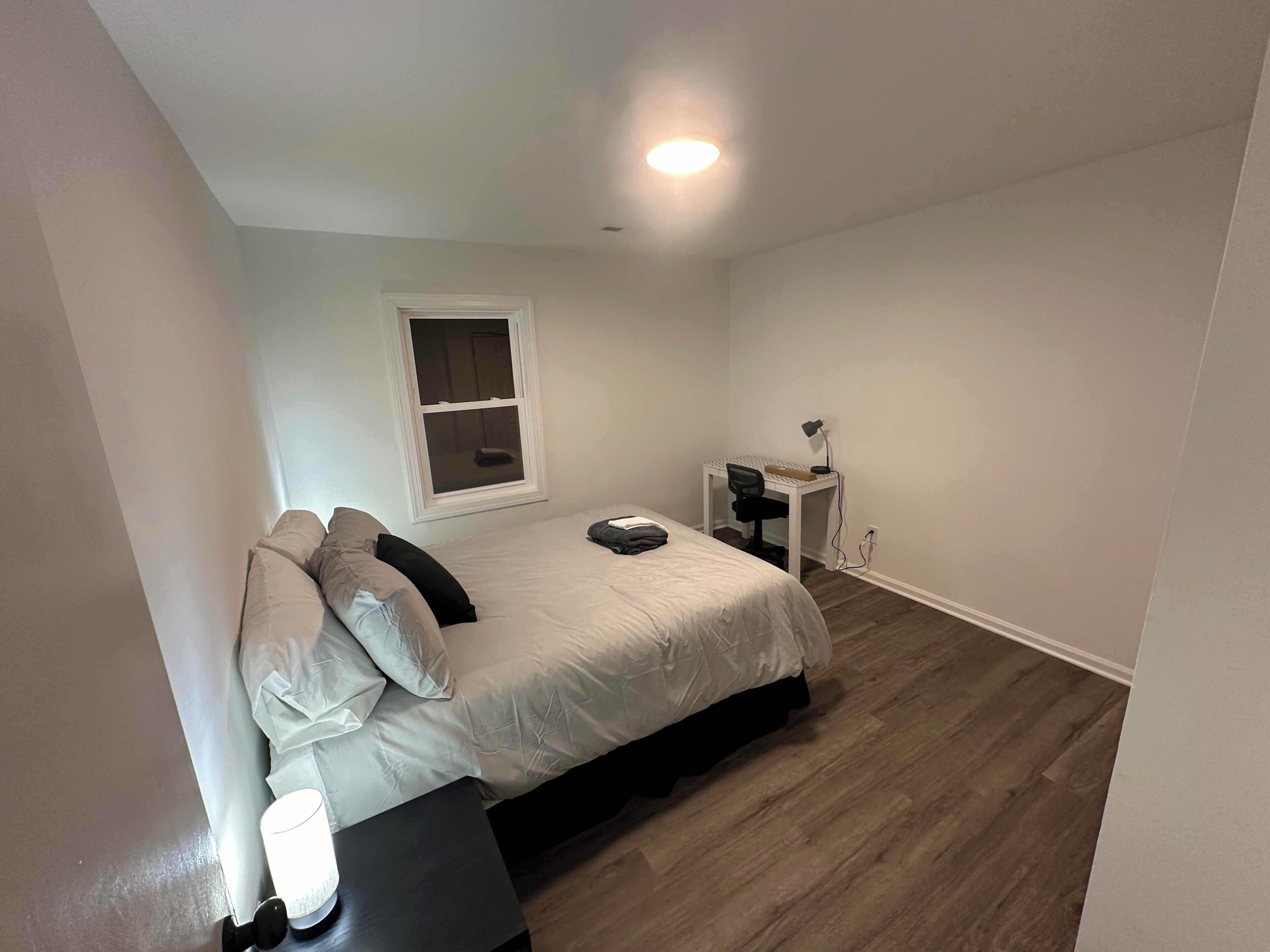 2 slaapkamers, een bureau, wifi, beddengoed