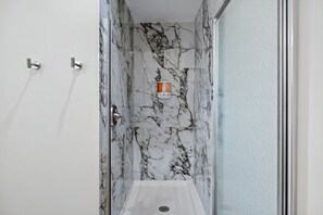 Shower, hair dryer, towels - The Oak & Aura Retreat (Saint Charles)