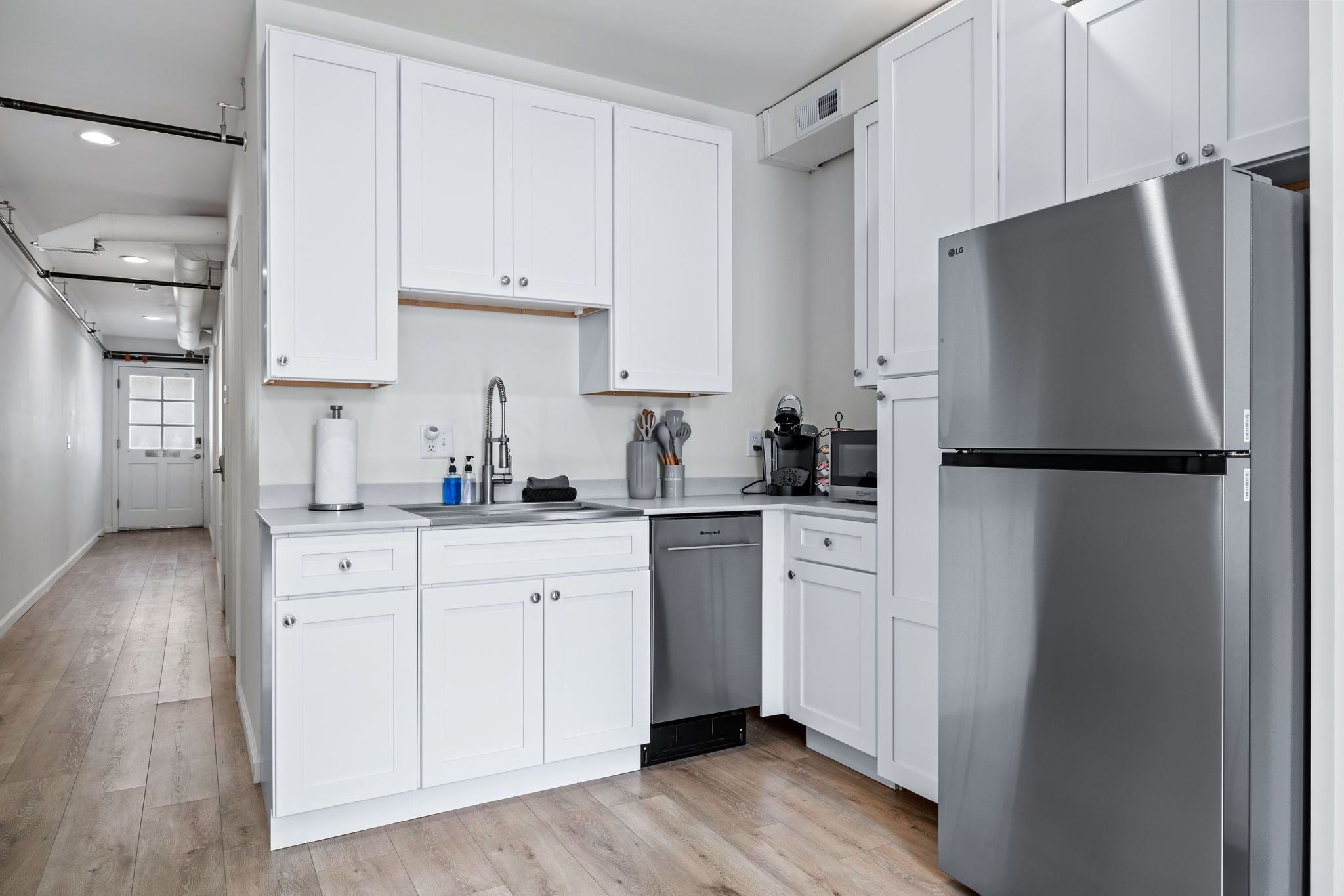 Coffee/tea maker, fridge, microwave, dishwasher