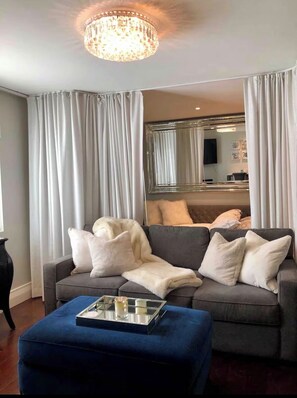 Living area - Pacific Beach Luxury Retreat (San Diego)