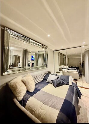 Unclassified image, 3 of 14, button - Pacific Beach Luxury Retreat (San Diego)