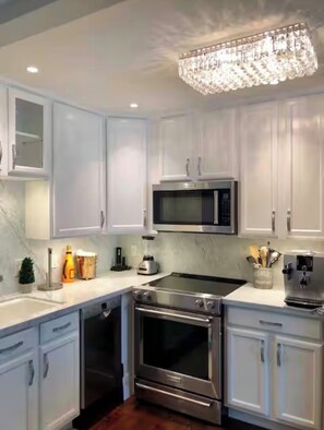 Private kitchen - Pacific Beach Luxury Retreat (San Diego)