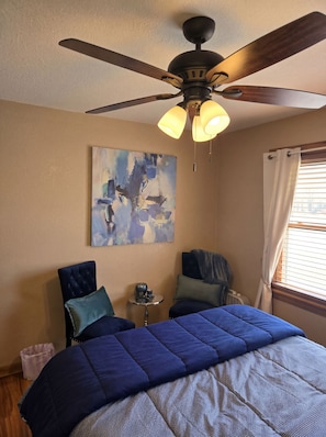 4 bedrooms, desk, iron/ironing board, free WiFi - Lovely Little Gem in Blue Springs (Blue Springs)
