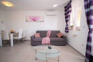 TV - Apartments Lotus with Pool by Istrabook (Premantura)