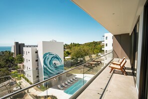 Property grounds - Ocean-view 2BR in El Zonte's Surf City with a complimentary gift included: airport transfer, surf lesson, or in-unit massage. Pool, gym, concierge & Bitcoin Beach access included. (El Zonte)