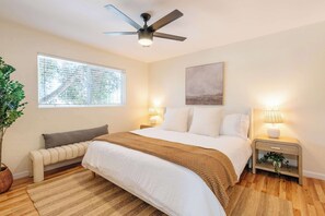 2 bedrooms, iron/ironing board, travel cot, WiFi - Beachside Escape in the Heart of OB (San Diego)