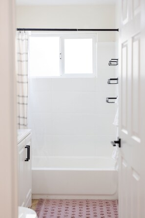 Shower, hair dryer, shampoo - Beachside Escape in the Heart of OB (San Diego)