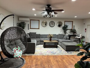 Smart TV, fireplace, table football, books - Wild Pine Escape.

Home with a pool, jacuzzi and access to a private beach. (Albrightsville)