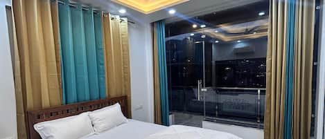 Kamar Double Keluarga, balkon, pemandangan gunung | Brankas, ruang kerja ramah laptop, tirai kedap cahaya, dan Wi-Fi gratis