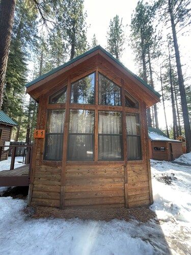 Wooded Cabin Perfect for South Lake Tahoe Day Trips