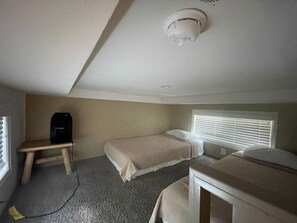 Free WiFi, bed sheets - Wooded Cabin Perfect for South Lake Tahoe Day Trips (El Dorado County)