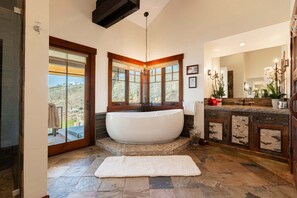 Shower, hair dryer, towels - Spacious 4BR home in Midway River Meadows (LT), perfect for adventures in Park City. (Midway)