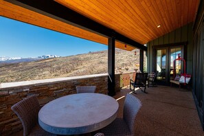 Outdoor dining - Spacious 4BR home in Midway River Meadows (LT), perfect for adventures in Park City. (Midway)