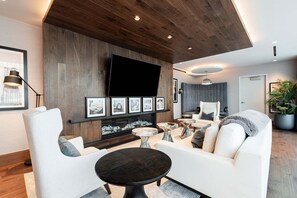 Smart TV, table football, ping pong - East Village Studio -Amenities, Walk or Shuttle to Ski (Park City)