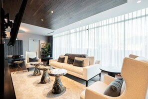 Smart TV, table football, ping pong - East Village Studio -Amenities, Walk or Shuttle to Ski (Park City)