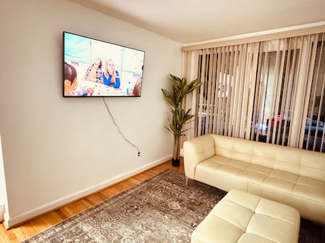 Smart TV, books. Beautiful 3-bedroom house with AC in charming northeast Philadelphia