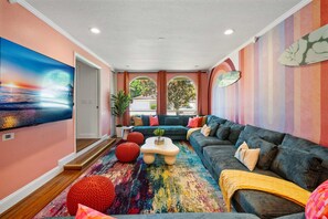 Smart-TV, Tischfußball, Bücher
