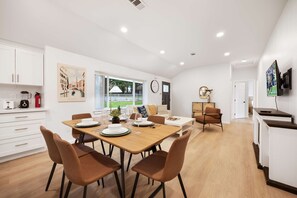 Dining - Single-Level 3BR Retreat, Step-Free & Family Ready (Shoreline)