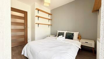 2 bedrooms, iron/ironing board, WiFi
