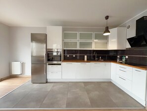 Fridge, oven, stovetop, dishwasher - Muchobór Wielki Spacious Apartment (Wrocław)