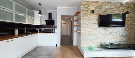 Fridge, oven, stovetop, dishwasher