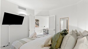 1 bedroom, iron/ironing board, WiFi, bed sheets - Stylish Executive Retreat in Cairns CBD | Pool, Parking & Walk to Esplanade (Cairns City)
