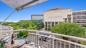 Property grounds - Stylish Executive Retreat in Cairns CBD | Pool, Parking & Walk to Esplanade (Cairns City)