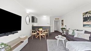 TV - Stylish Executive Retreat in Cairns CBD | Pool, Parking & Walk to Esplanade (Cairns City)