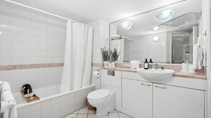 Hair dryer - Stylish Executive Retreat in Cairns CBD | Pool, Parking & Walk to Esplanade (Cairns City)
