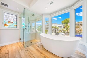 Shower, hair dryer, towels, shampoo - Front Row to the Pacific - Luxurious Coastal Stay (San Diego)