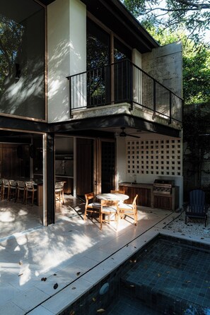 Outdoor dining - The Town 38 Jacó Villa with Pool & Club House (Puntarenas)